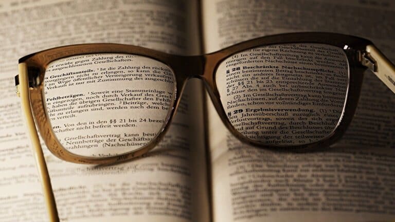 本の上に置かれた眼鏡